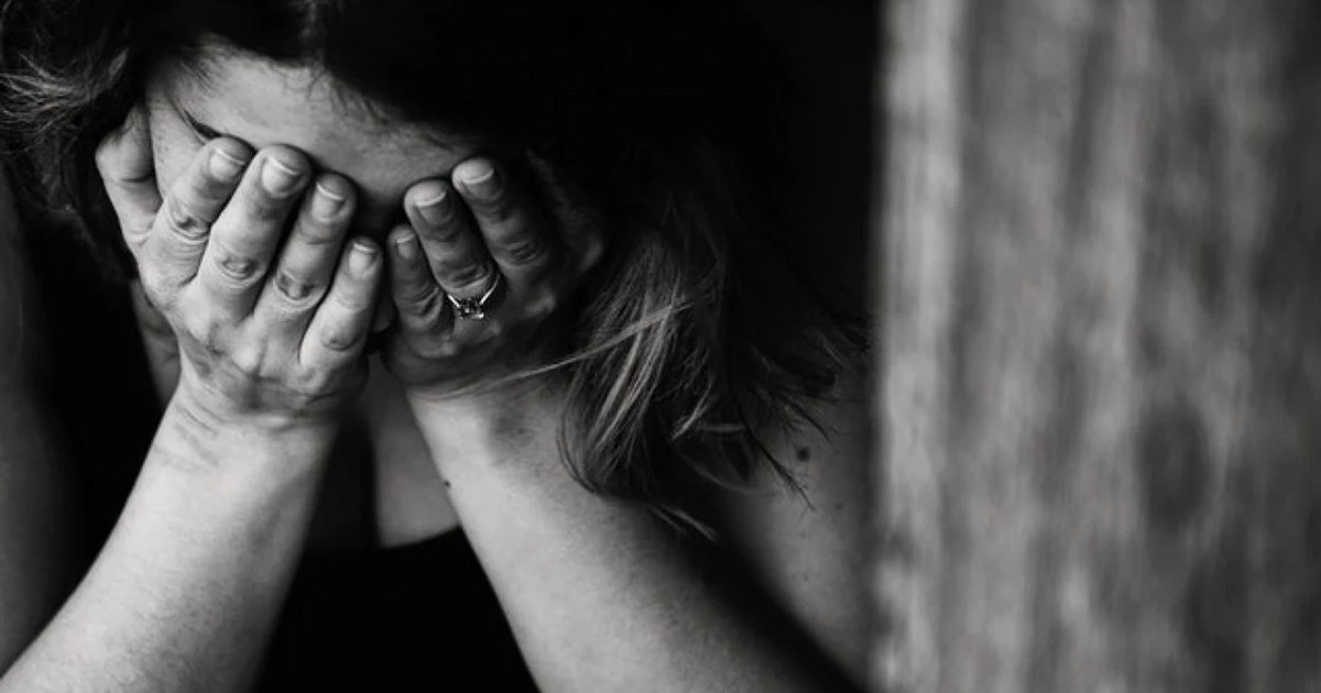 Fetiță de 11 ani, agresată de tatăl unui prieten, familia tăcută din rușine.