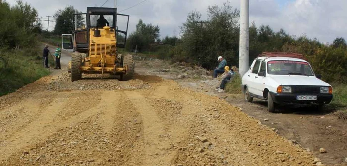 Drumul judeţean Ghelari - Bunila este reparat ţi lărgit. FOTO: Daniel Guţă. ADEVĂRUL.