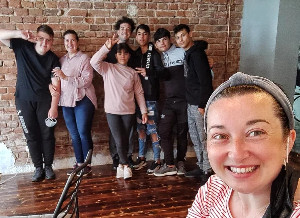 Iulia Sfetcu-Măndăşescu şi elevii săi FOTO arhiva personală
