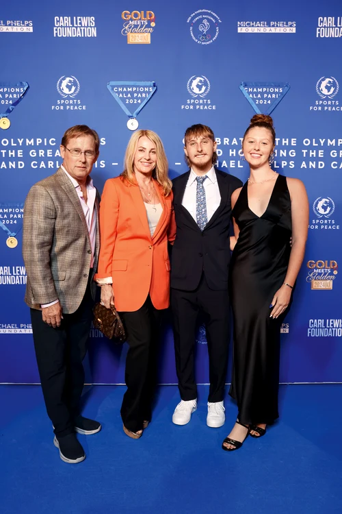 Nadia, alături de Bart Conner, fiul lor, Dylan, și prietena acestuia, Scarlette Carmean