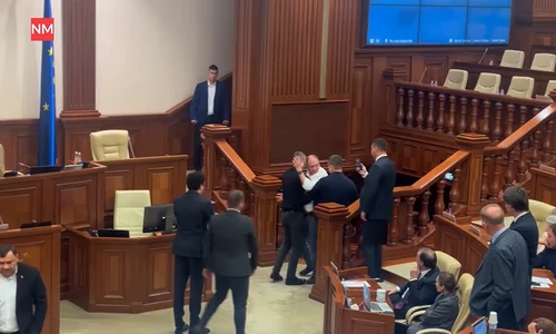 Scandal in Parlamentul Republicii Moldova. Primarul Ion Ceban a fost scos cu forta FOTO captura video YouTube