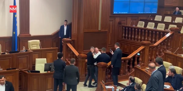 Scandal in Parlamentul Republicii Moldova. Primarul Ion Ceban a fost scos cu forta FOTO captura video YouTube