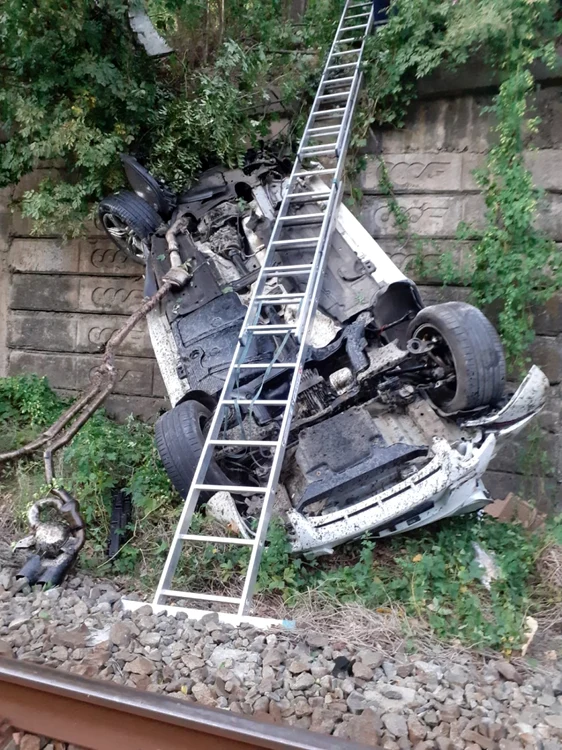 Maşină căzută de pe centura staţiunii Călimăneşti - Vâlcea pe terasamentul căii ferate Foto Adevărul