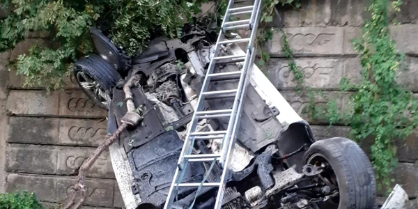 Maşină căzută pe calea ferată de pe centura staţiunii Călimăneşti - Vâlcea Foto Adevărul