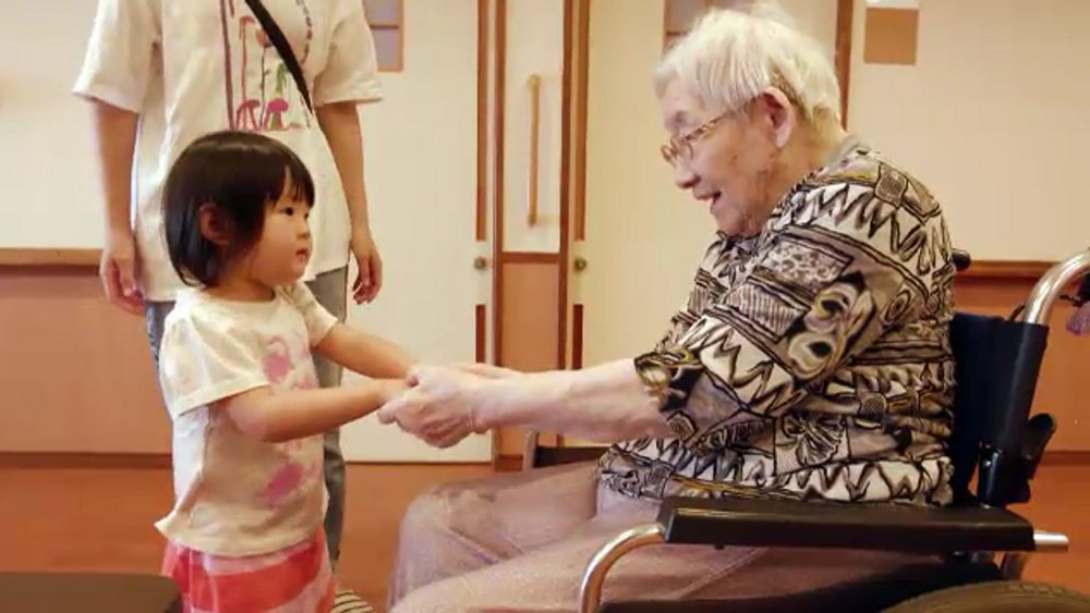 Japonia se confruntă cu o criză demografică fără precedent. Se fabrică mai multe scutece pentru adulți decât pentru copii