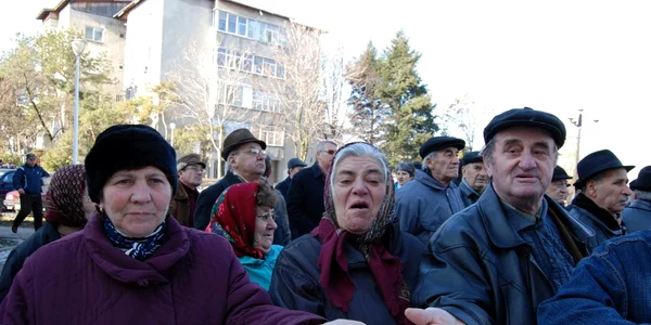 1.500 de pensionari protestează în faţa Guvernului împotriva îngheţării pensiilor în 2012 