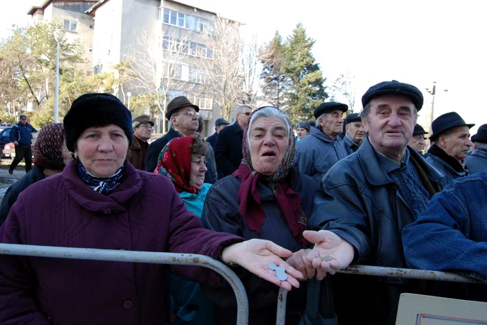 1.500 de pensionari protestează în faţa Guvernului împotriva îngheţării pensiilor în 2012 