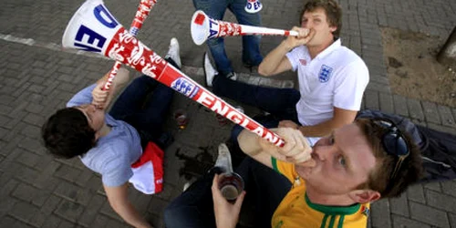 Suporterii englezi vor avea supriza să afle că şi-au adus degeba vuvuzelele la Botoşani 