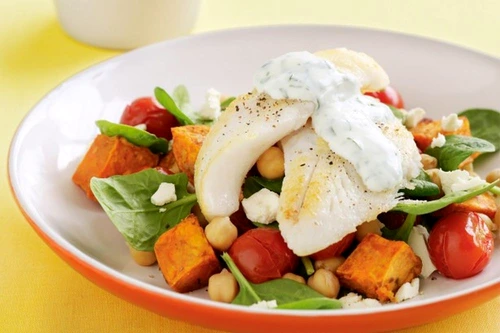 Peste fript cu salata de naut jpeg