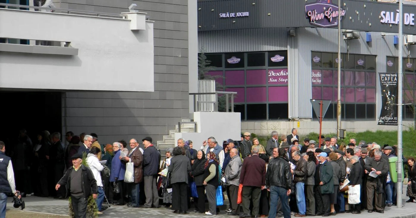 Pensionarii fac cozi la intrarea în clădirea Tribunalului Argeş