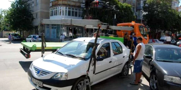Vor fi ridicate maşinile şoferilor care nu au tichet de parcare (foto arhivă)