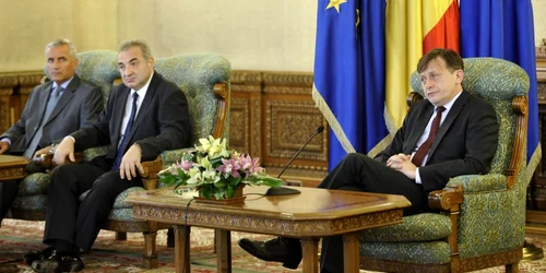 Antonescu (dreapta) şi Georgescu (centru) s-au întâlnit astăzi cu reprezentanţii FMI