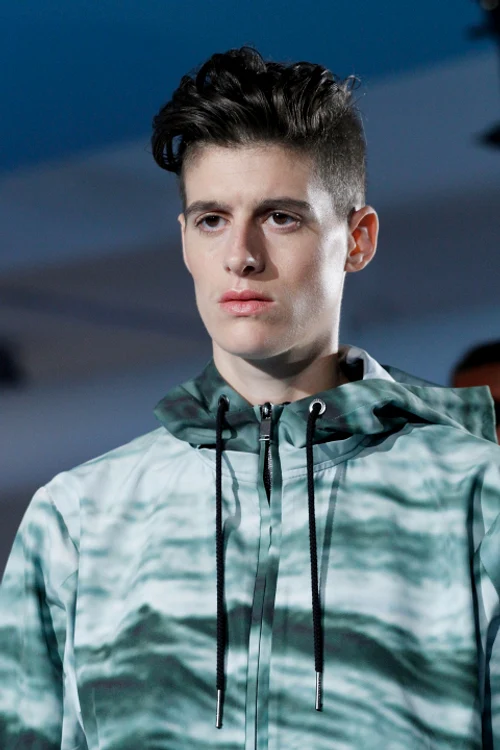 Rain Dove prezintă atât haine de femei, cât și haine de bărbați