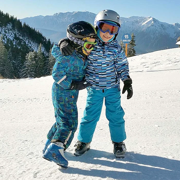 Maximus (7 ani) şi Eduard (4 ani) au avut parte de supervacanţe