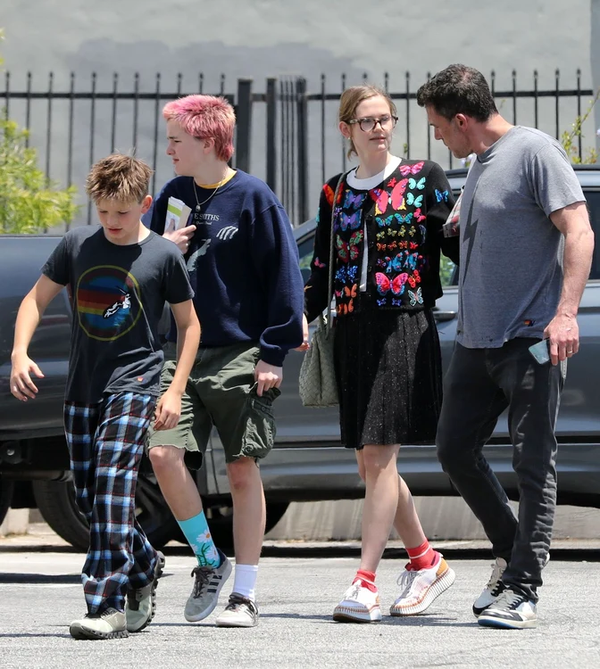 Ben Affleck, alături de cei trei copii ai săi, pe o stradă din California