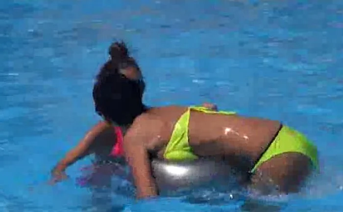 Andreea, stând într-o poziție provocatoare pe colacul de înot