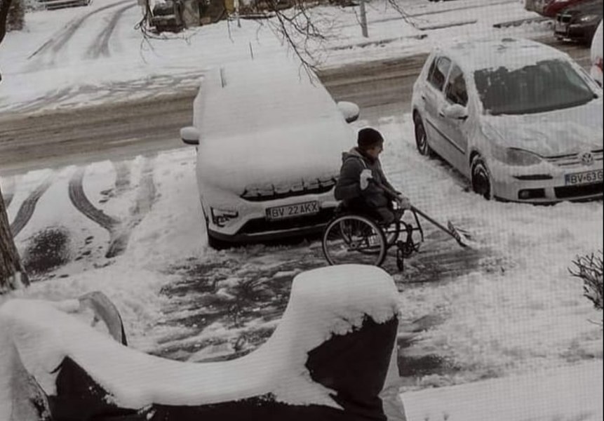Imagini virale cu un bărbat fără picioare din Făgăraș. Imobilizat în scaunul cu rotile, curăță zăpada de pe mașinile vecinilor. „Ne lasă fără cuvinte”