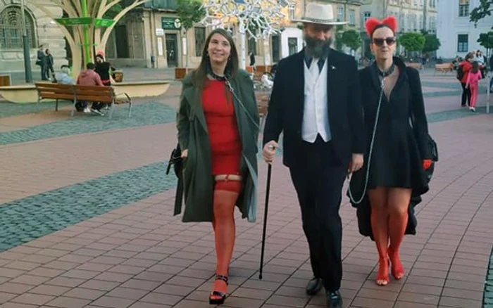 
    Mircea Popescu plimba femei pe stradă cu lesaFOTO Ş.Cojocnean    