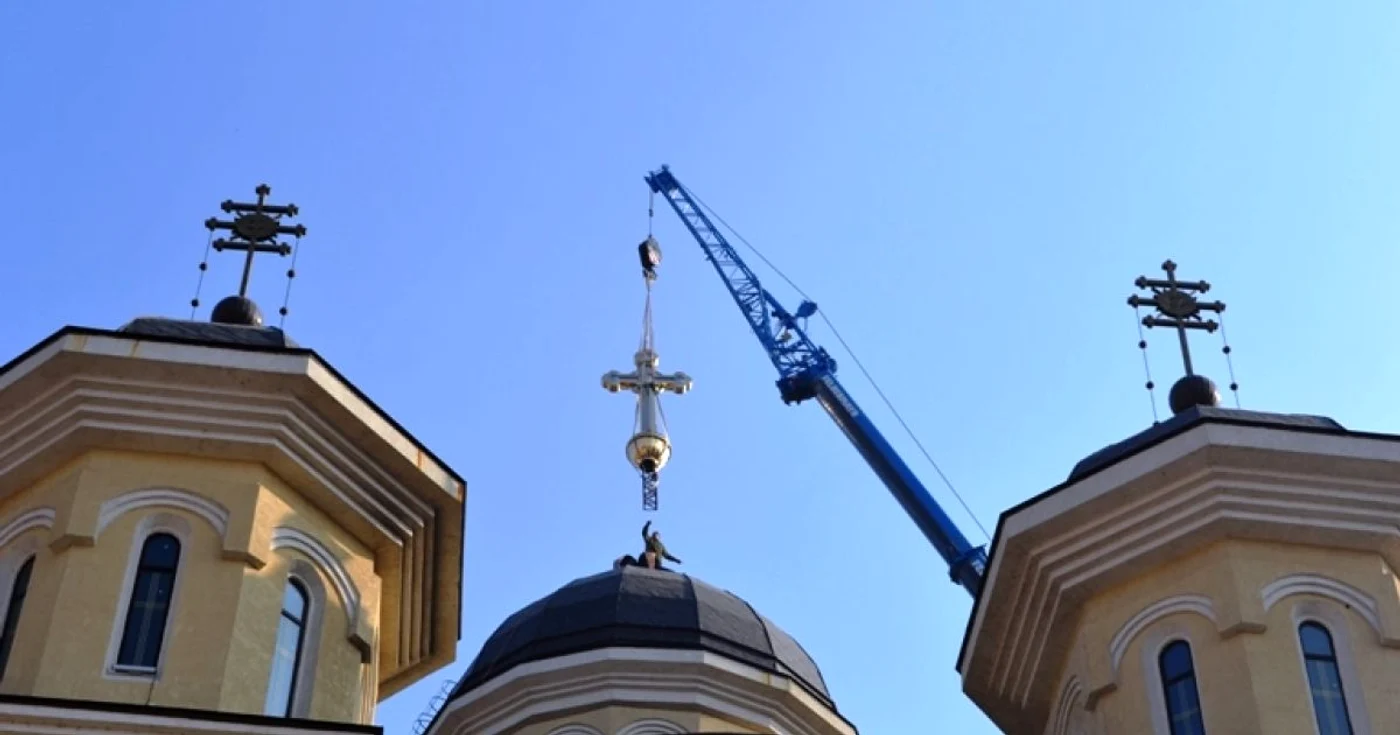 Ridicarea crucii s-a făcut din banii donaţi