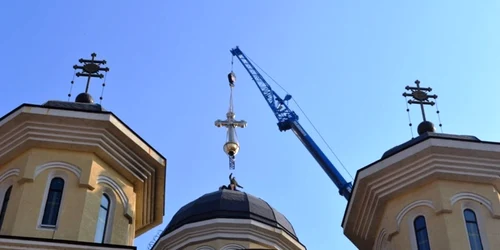Ridicarea crucii s-a făcut din banii donaţi