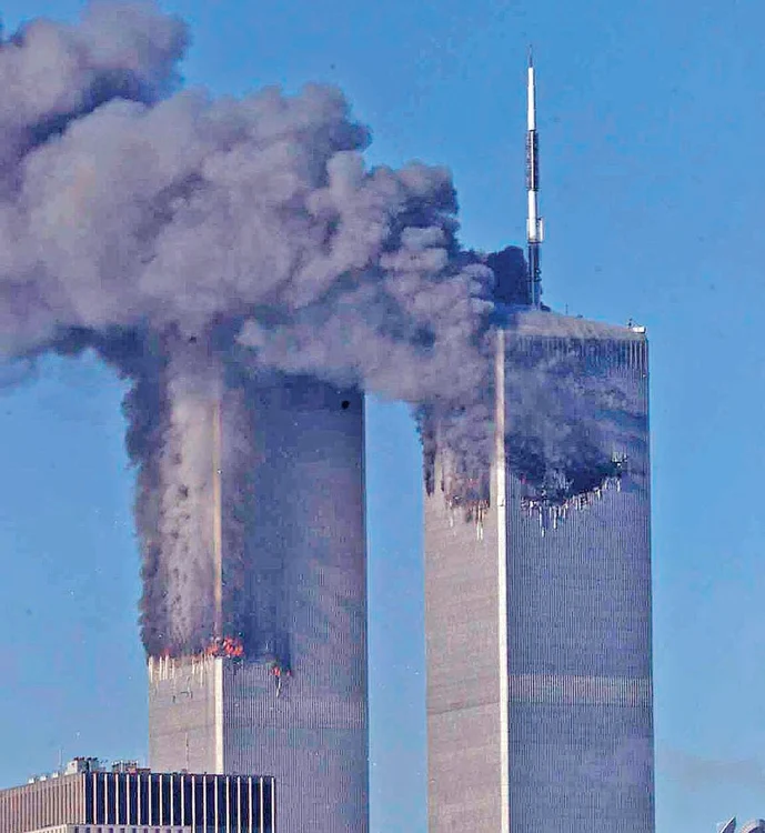 
    11 septembrie 2001.  Atacul de la World Trade  Center din New York,  cel mai sângeros  din istoria recentăFotografii: EPA-EFE/ABC   