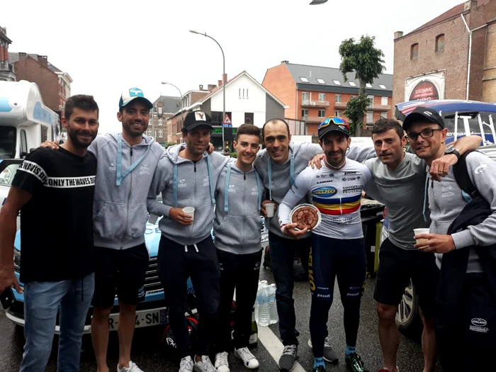 
    Eduard Grosu, alături de colegii din echipa Delko-Marseille-ProvenceFoto: Delko-Marseille-Provence  
