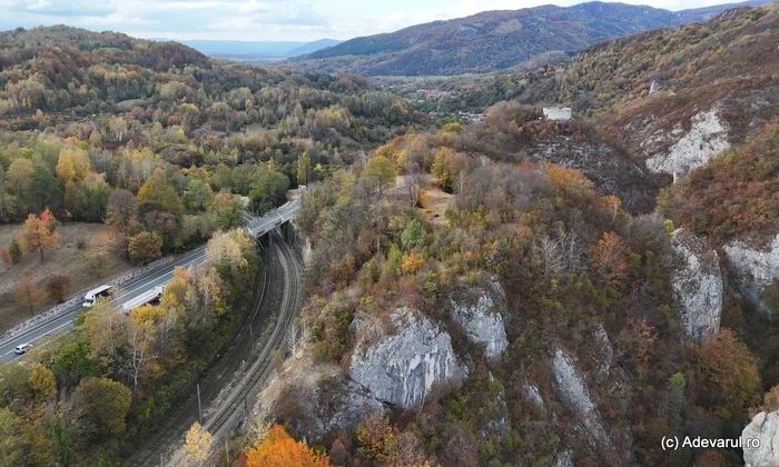 Zona Merisor Crivadia, traversata de calea ferata Simeria Petroșani Foto Daniel Guță (86) JPG