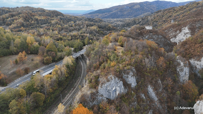 Calea ferată aproape imposibilă din Ținutul Momârlanilor. Locul „unde întoarce trenul” printre tuneluri și viaducte spectaculoase