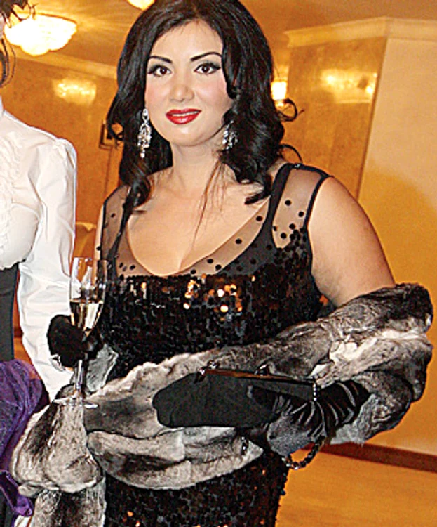 Adriana Bahmuţeanu - Şal din 15 blăniţe de chinchilla