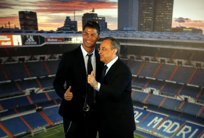 Ronaldo şi Florentino Perez, după semnarea contractului FOTO Reuters