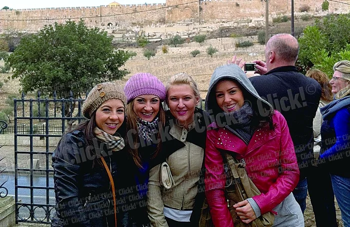 La Tel Aviv, Cristina, Alexandra, Patricia şi Andreea (de la stânga la dreapta) au fost cazate la un hotel de pe malul mării (Fotografii: Arhiva personală)