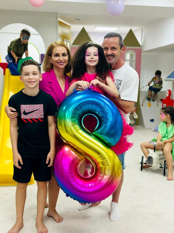 Simona Urzică și Marius Urzică, împreună cu fiul lor, Alexandru, și fiica lor, Yasmin. FOTO: arhiva personală