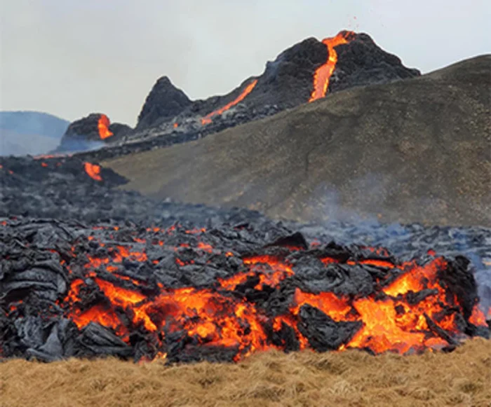 Valea Geldingadalur s-a fisurat şi au ţâşnit jeturi de lavă