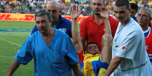Cătălin Fercu a fost scos pe targă * Foto: Marian Burlacu