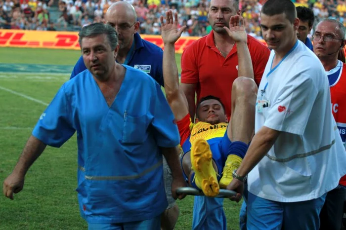 Cătălin Fercu a fost scos pe targă * Foto: Marian Burlacu