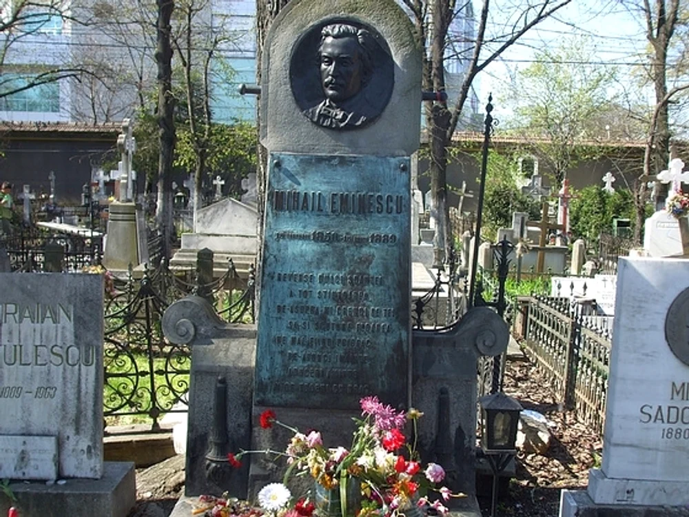 Mormântul lui Mihai Eminescu este împodobit cu flori la fiecare aniversare