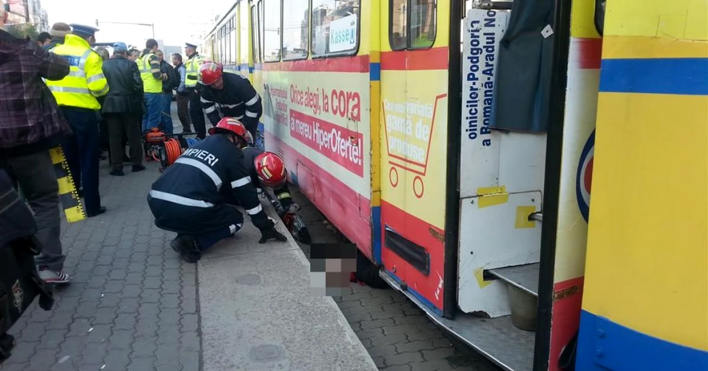 Martorii s-au îngrozit când au văzut femeia sub tramvai FOTO http://www.aradon.ro