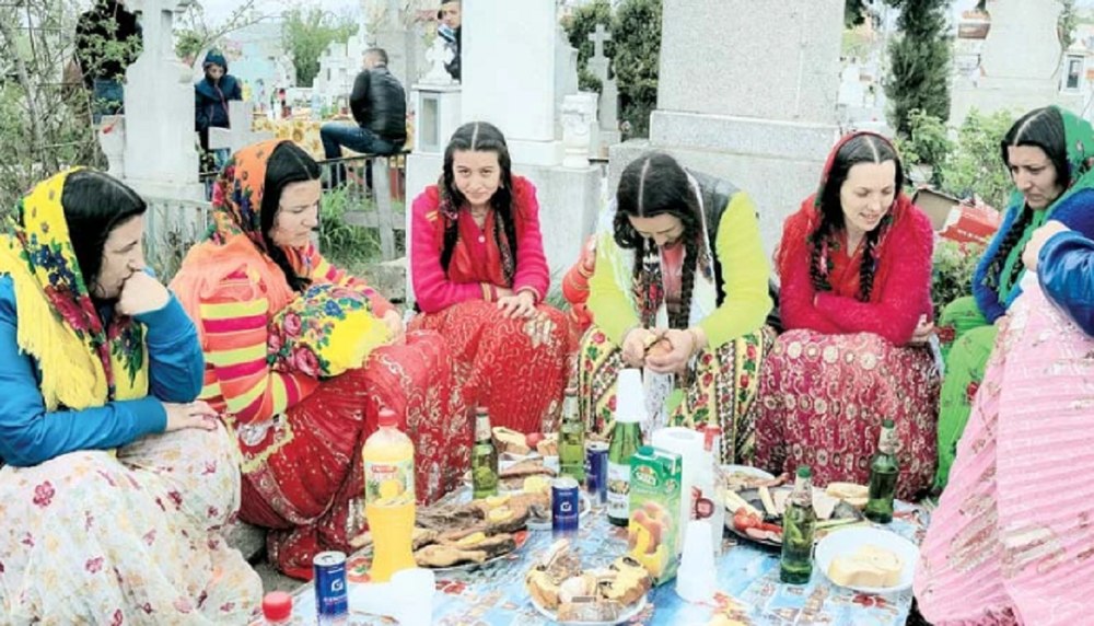 Străinii ne arată cu degetul. Presa din România, vuvuzela discriminării etnice 