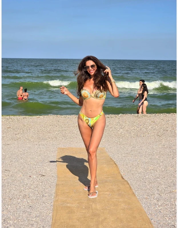 Artista a slăbit pe timp de vară, având cum 58 de kilograme, la o înălțime de 1.74 metri înălțime