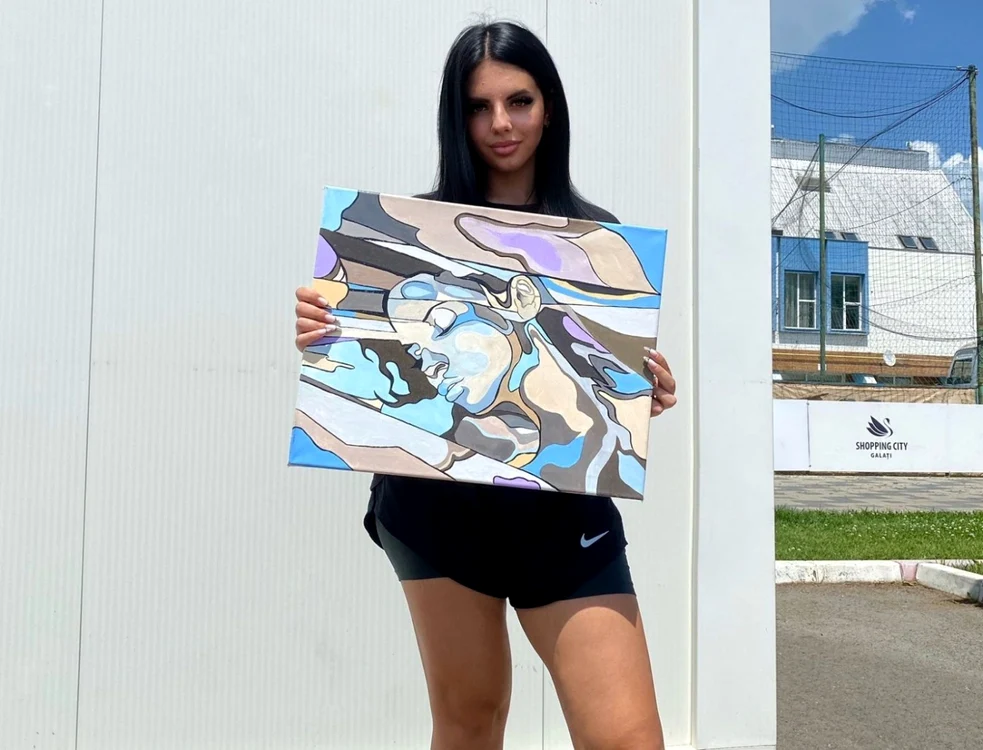 Alexandra şi una dintre creaţiile ei FOTO arhiva personală