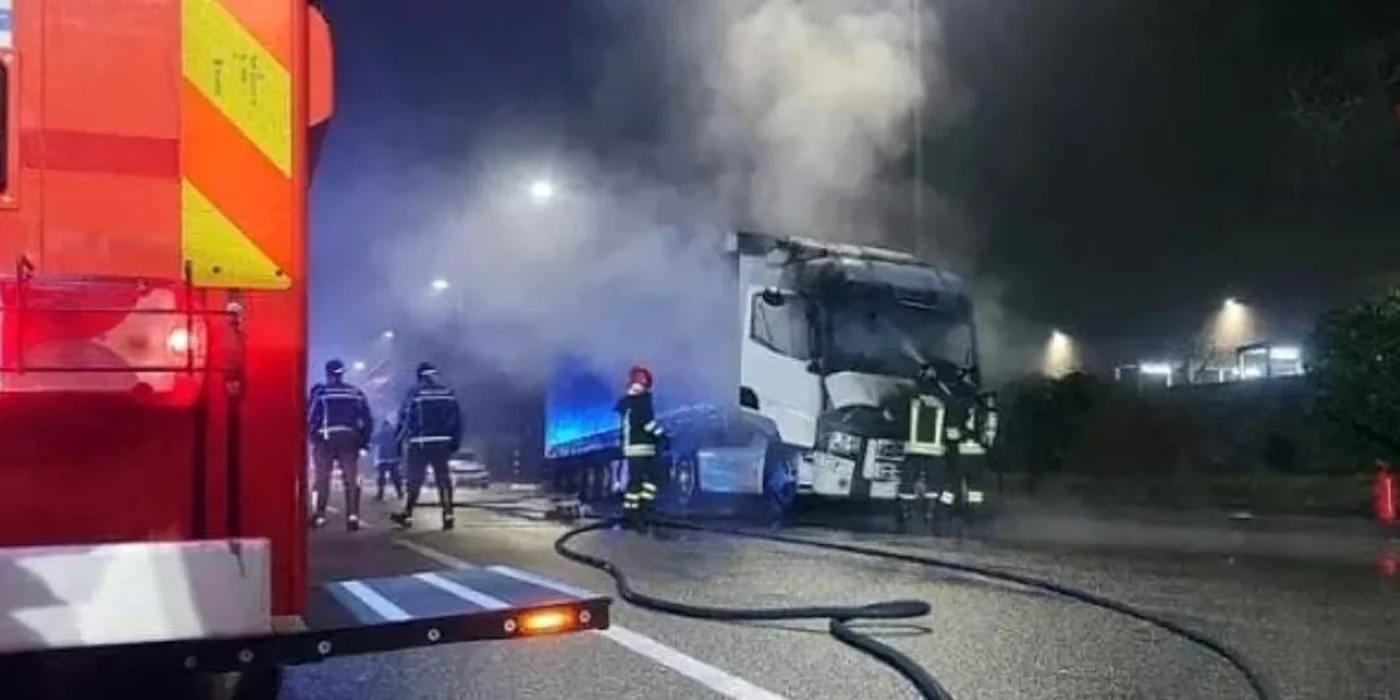 Cabina a ars în doar câteva minute. Foto Vigili del fuoco Italia