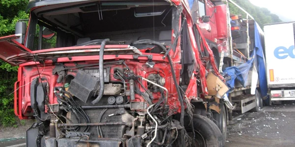 Două tiruri s-au tamponat pe Valea Oltului
