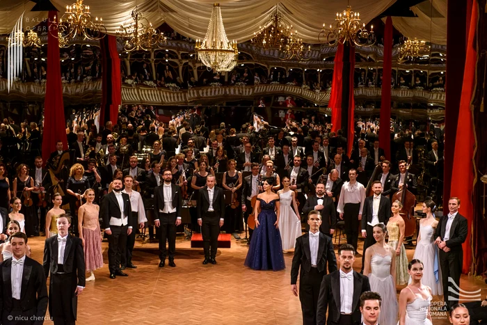 Artiștii au fost aplaudați în picioare de către spectatorii Balului Operei 2023. FOTO: Nicu Cherciu