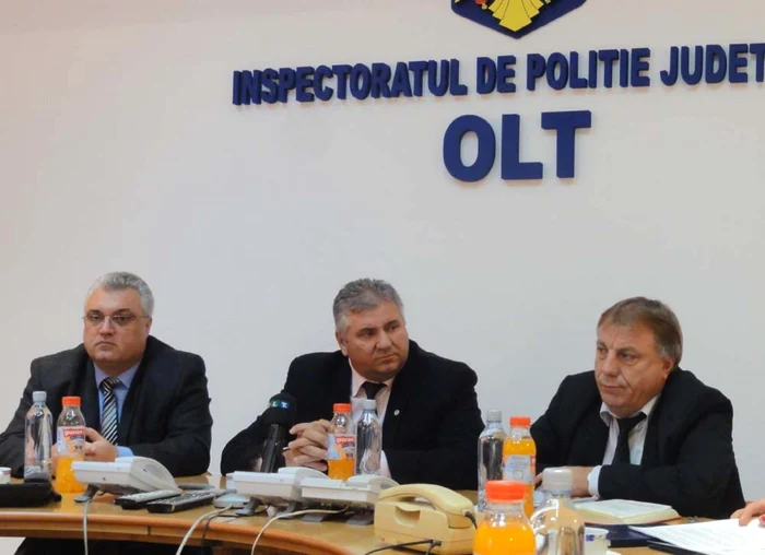 Şeful IPJ Olt, Ion Voicu (centru), secondat de Emilian Mladin (stg.) şi Valerian Iliescu (dr.)