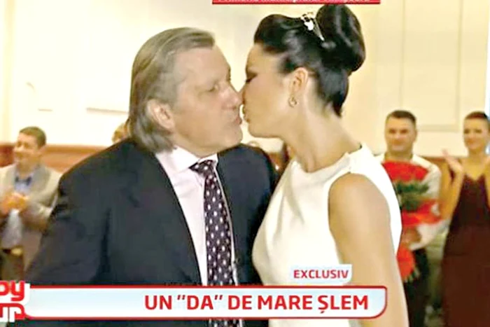 În primărie, Ilie a ignorat-o  pe Brigitte, conversând mai  tot timpul cu Nadia Comăneci (Capturi: pro tv)