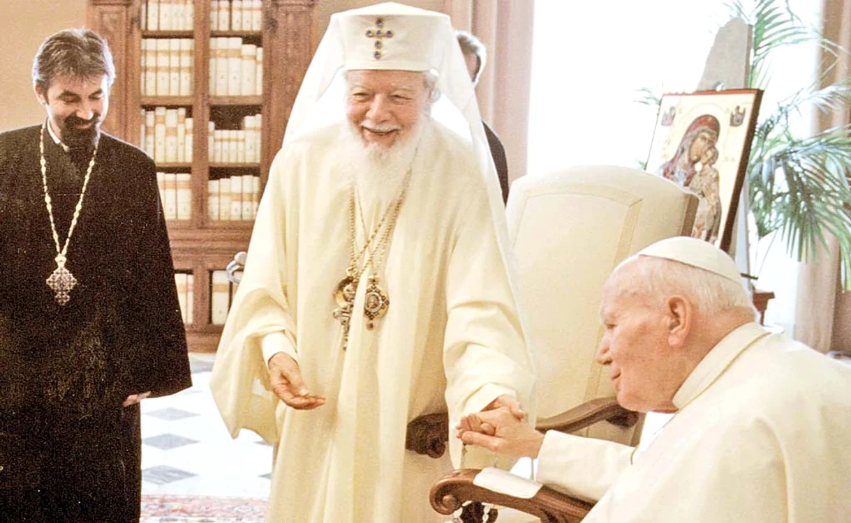 
    1999 Întâlnire istorică între  Papa Ioan Paul al II-lea şi  Preafericitul Teoctist  