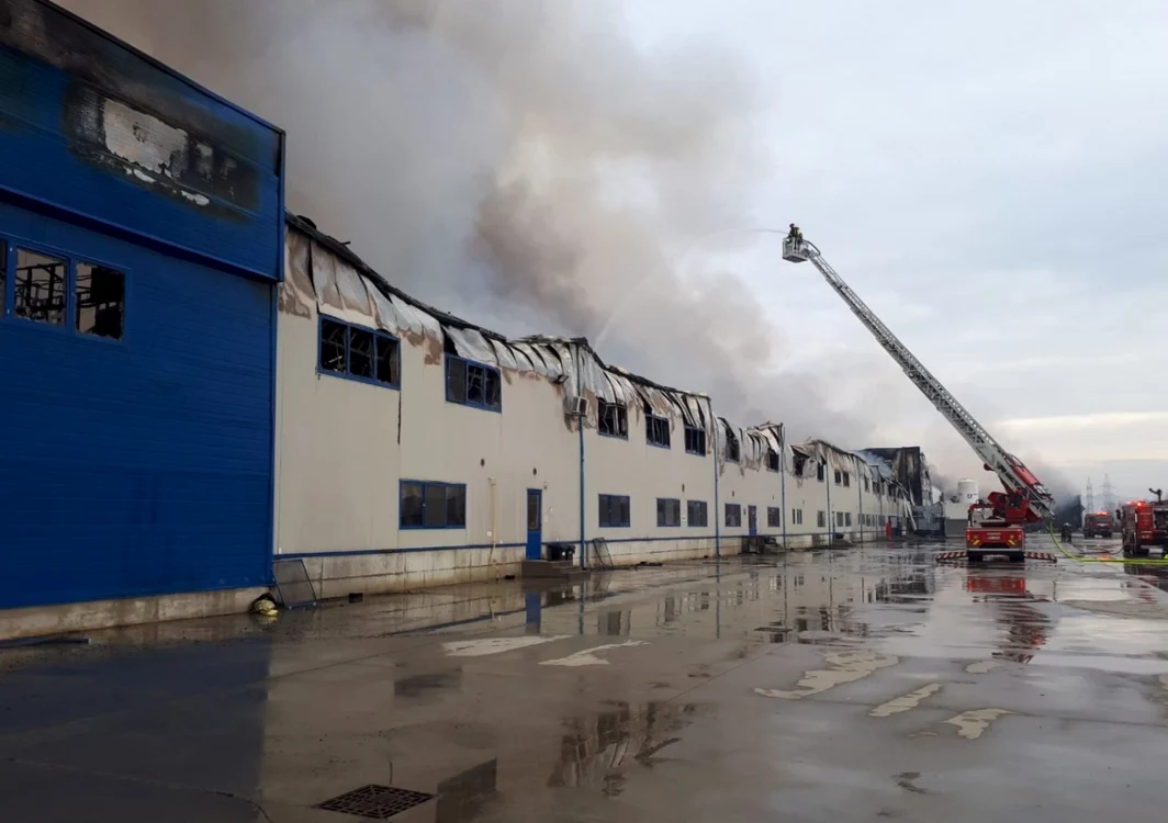 Fabrica din Alba Iulia a fost distrusă în incendiu