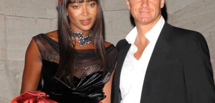 Naomi Campbell a oferit o geantă Hermes pentru o licitaţie