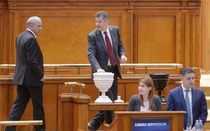 Deputatul Eugen Bejinariu (centru) a scăpat de începerea urmăririi penale. FOTO Mediafax