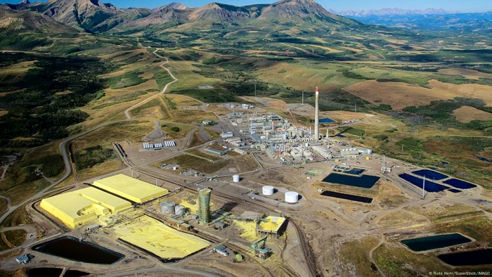 Canada exploatează cantităţi mari de ţiţei şi exportă o bună parte în SUA